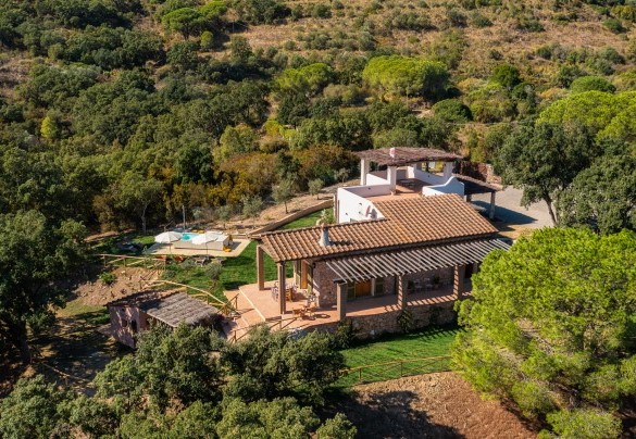 La proprietà circondata dalla tipica macchia mediterranea e da alte sughere che creano ampi spazi di ombra - Villa Zaca