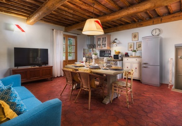 L'ampia sala da pranzo con l'angolo cucina e la zona tv- Villa Zaca