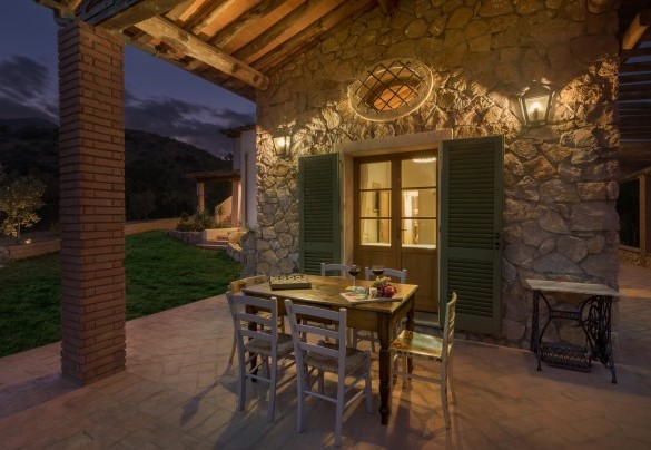 La zona pranzo esterna ideale la sera per degustare i tipici prodotti elbani o per giochi di società - Villa Zaca