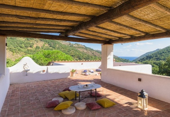 L'ampia terrazza con zone d'ombra e zone solarium con vista mare - Villa Zaca
