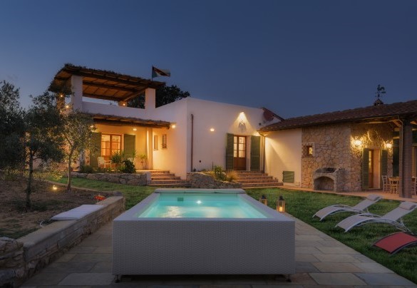 La piscina dotata di illuminazione interna, riscaldamento e angolo jacuzzi - Villa Zaca