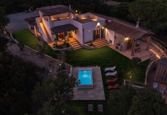 Vista notturna con le zone relax usufruibili fino a tarda notte grazie all'impianto di illuminazione a led - Villa Zaca