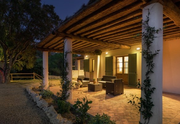 L'ampia zona living ombreggiata vista dall' ampio parcheggio illuminata - Villa Zaca