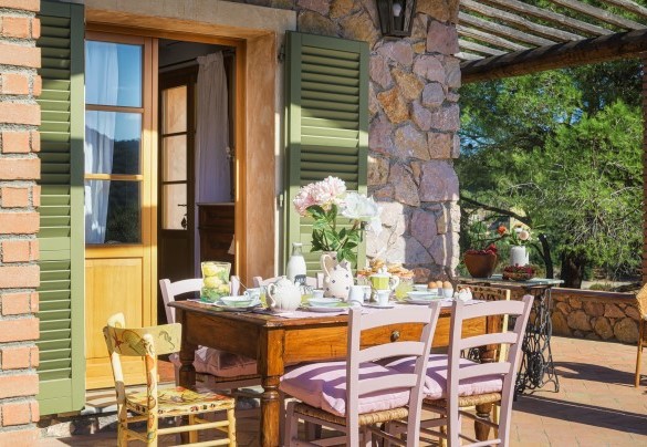 La zona pranzo esterna sotto il portico adiacente alla cucina - Villa Zaca