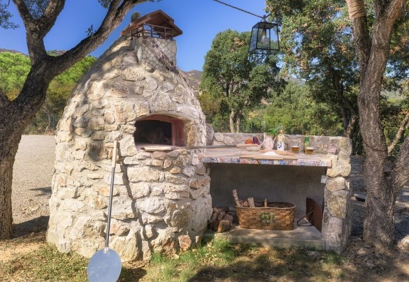 Il forno per le pizze con ampio piano di appoggio all'ombra delle secolari sughere - Villa Zaca