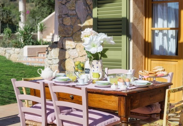 La zona pranzo esterna sotto il portico adiacente alla cucina - Villa Zaca