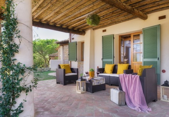 La zona relax all'ombra del portico adiacente alla camera e alla zona pranzo - Villa Zaca