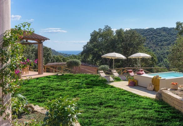 La piscina riscaldata e con zona jacuzzi con comodi lettini e doccia esterna con vista sul mare - Villa Zaca