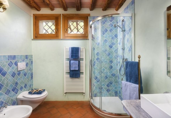 Bagno con doccia adiacente alle due camere - Villa Zaca