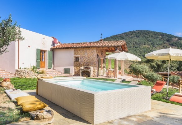 L'area piscina con comodi lettini adiacente alla villa - Villa Zaca