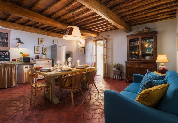 L'ampia sala da pranzo con l'angolo cucina e la zona tv- Villa Zaca