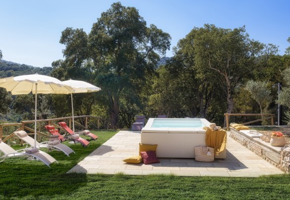 La piscina riscaldata e con zona jacuzzi con comodi lettini e doccia esterna - Villa Zaca