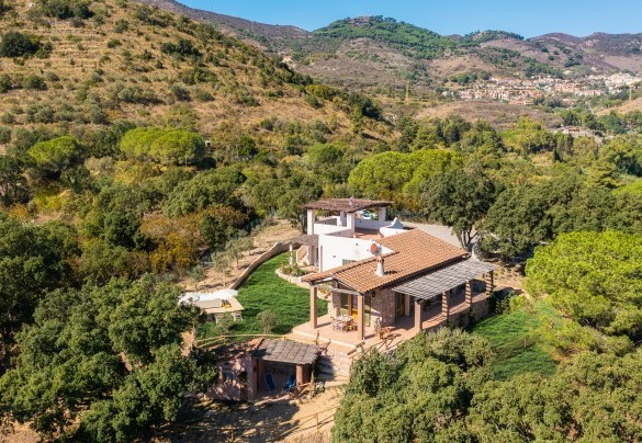 La proprietà circondata dalla tipica macchia mediterranea e da alte sughere che creano ampi spazi di ombra - Villa Zaca