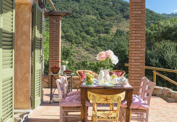 La zona pranzo esterna sotto il portico adiacente alla cucina - Villa Zaca