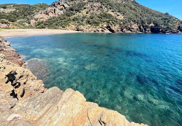 La baia d'Ortano con la sua spiaggia dorata a pochi chilometri dalla proprietà - Villa Zaca