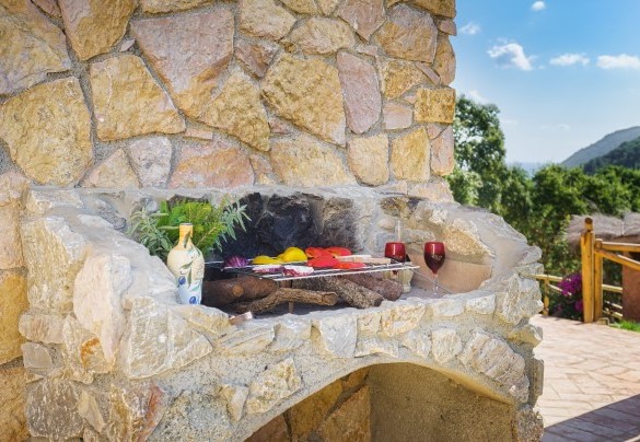 La zona barbecue adiacente alla cucina e al tavolo pranzo esterno - Villa Zaca