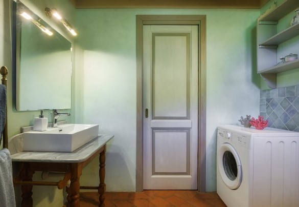 Bagno con doccia dotato di lavatrice adiacente alle due camere -Villa Zaca