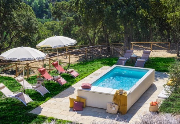 La piscina riscaldata e con zona jacuzzi con comodi lettini e doccia esterna - Villa Zaca