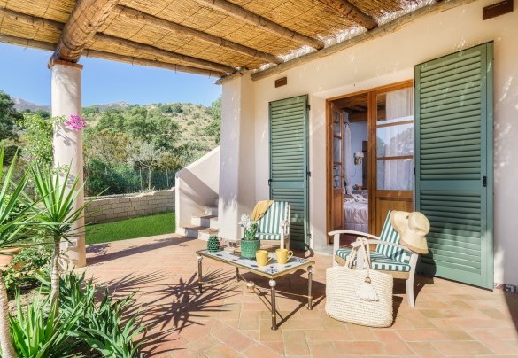La comoda zona living con vista sulla piscina - Villa Zaca