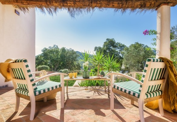 La comoda zona living con vista sulla piscina - Villa Zaca