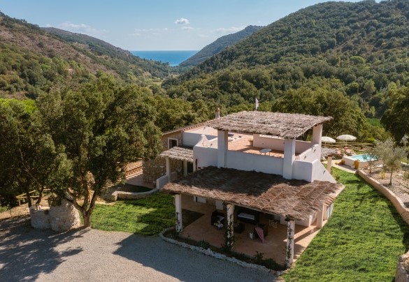 Vista panoramica dal lato dell'ingresso - Villa Zaca