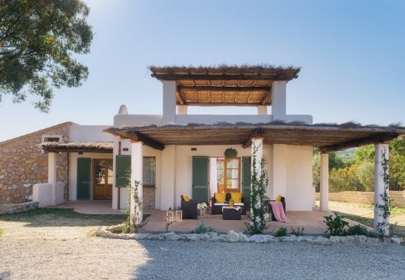 L'ampia zona living ombreggiata vista dall' ampio parcheggio - Villa Zaca
