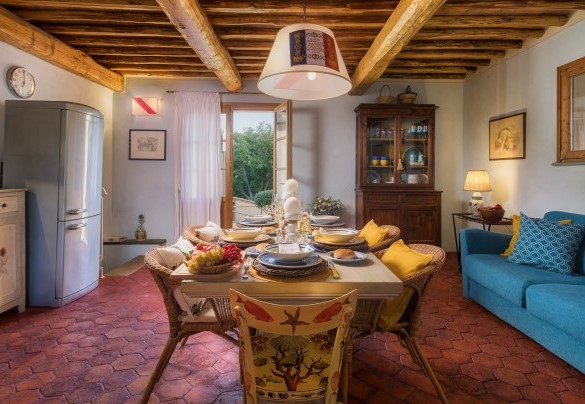 L'ampia sala da pranzo con l'angolo cucina e la zona tv- Villa Zaca