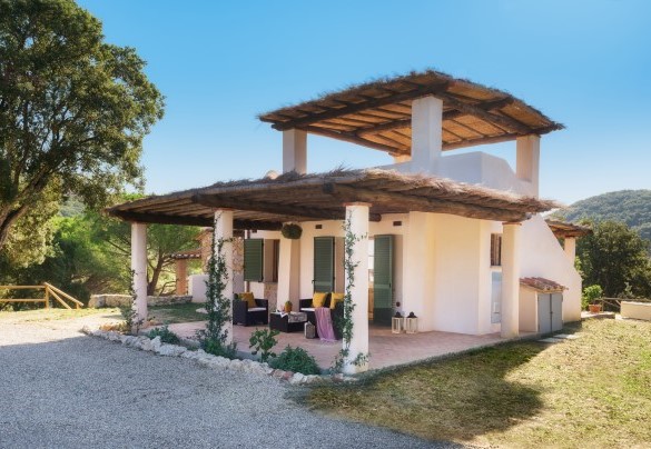L'ampia zona living ombreggiata vista dall' ampio parcheggio - Villa Zaca