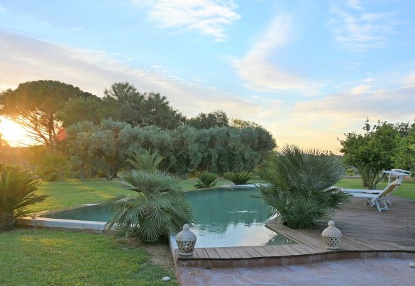La piscina illuminata dal tramonto - Villa Zagara