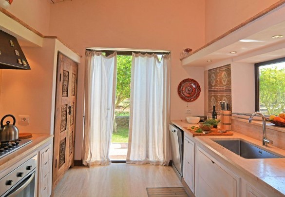 La moderna cucina mantiene lo stile del resto degli interni - Villa Zagara