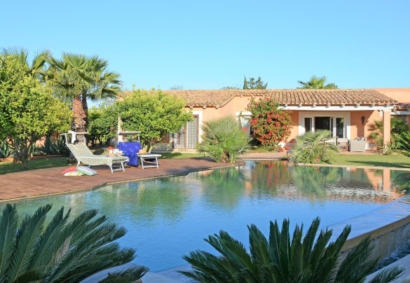 La piscina, a sfioro, è di forma irregolare - Villa Zagara