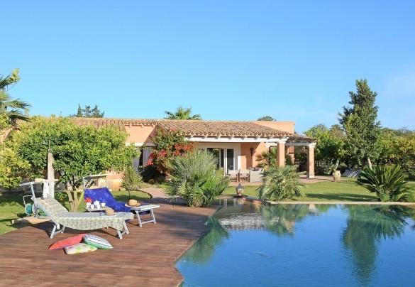 La piscina bordata dal suo solarium attrezzato con lettini - Villa Zagara