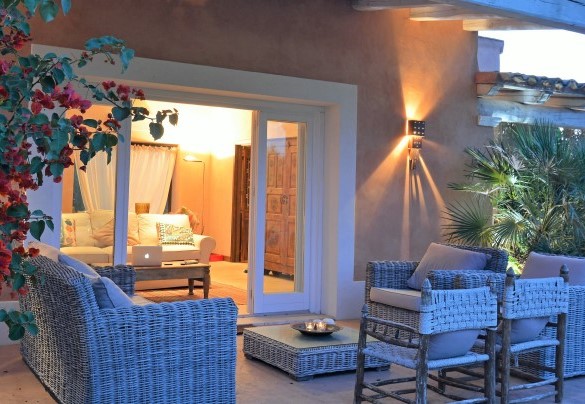 La zona relax riparata dal portico - Villa Zagara