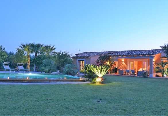 Il rigoglioso giardino illuminato - Villa Zagara