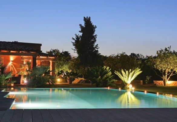 La piscina è dotata di illuminazione interna - Villa Zagara