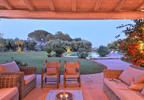 La zona relax riparata dal portico - Villa Zagara