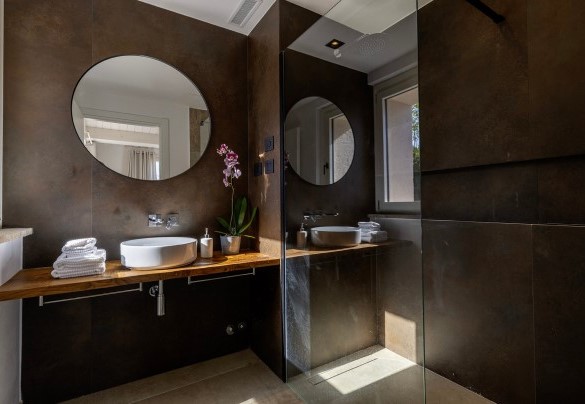Bagno con doccia n.1 al piano terra – Villa Zenit