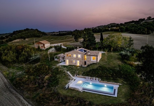 La villa illuminata al calar della notte – Villa Zenit