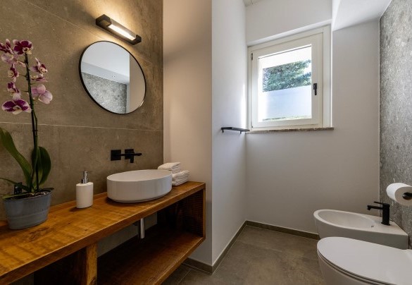 Bagno con doccia n.2 al piano inferiore – Villa Zenit