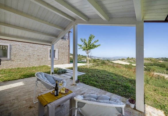 Area relax ombreggiata  – Villa Zenit