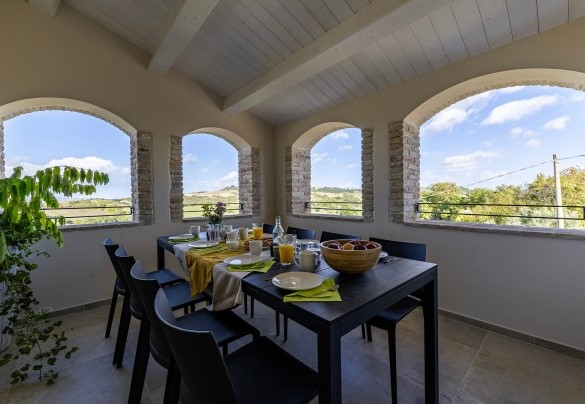 Terrazza panoramica con tavolo da pranzo – Villa Zenit