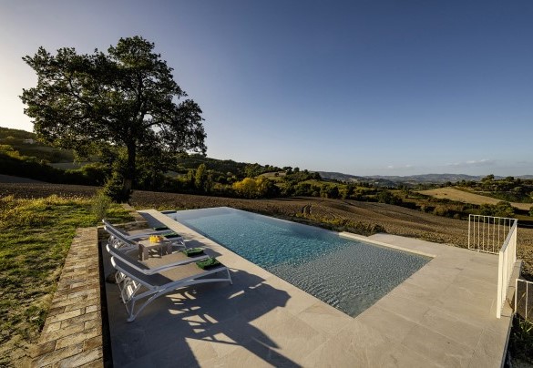 Piscina a sfioro con quercia secolare sullo sfondo – Villa Zenit