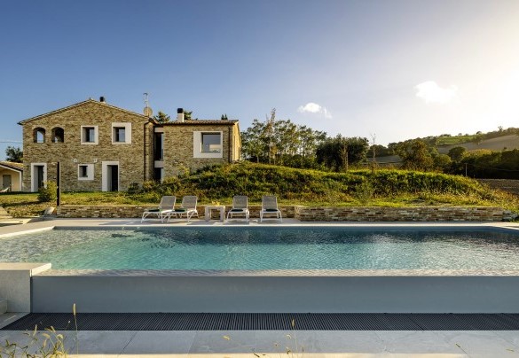 Piscina a sfioro con vista sulla villa – Villa Zenit