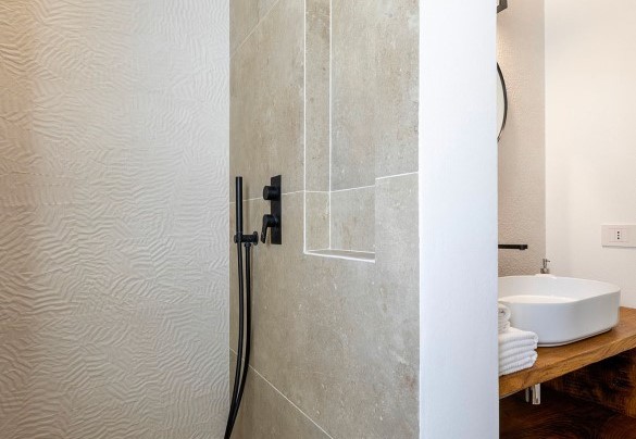 Bagno con doccia n.2 al piano terra – Villa Zenit