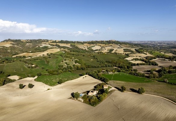 Veduta aerea della proprietà immersa nella campagna marchigiana – Villa Zenit