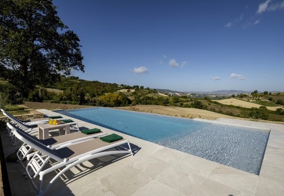 Piscina a sfioro con ingresso a gradoni – Villa Zenit