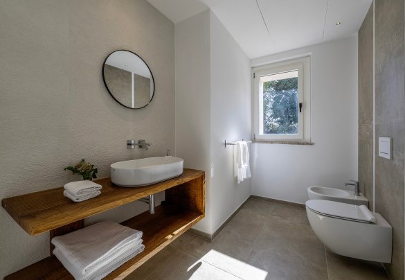 Bagno con doccia n.1 al piano terra – Villa Zenit