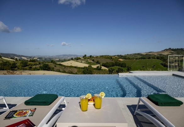 Piscina a sfioro con vista sulle colline marchigiane – Villa Zenit