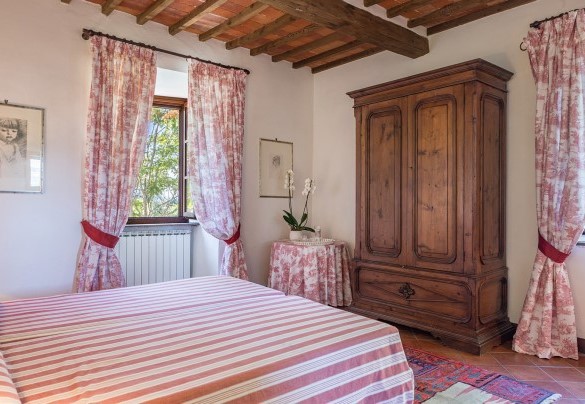 La camera matrimoniale sull'angolo della villa con bagno en-suite - Villalta