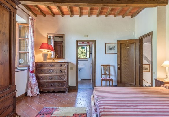 La camera matrimoniale sull'angolo della villa con bagno en-suite - Villalta